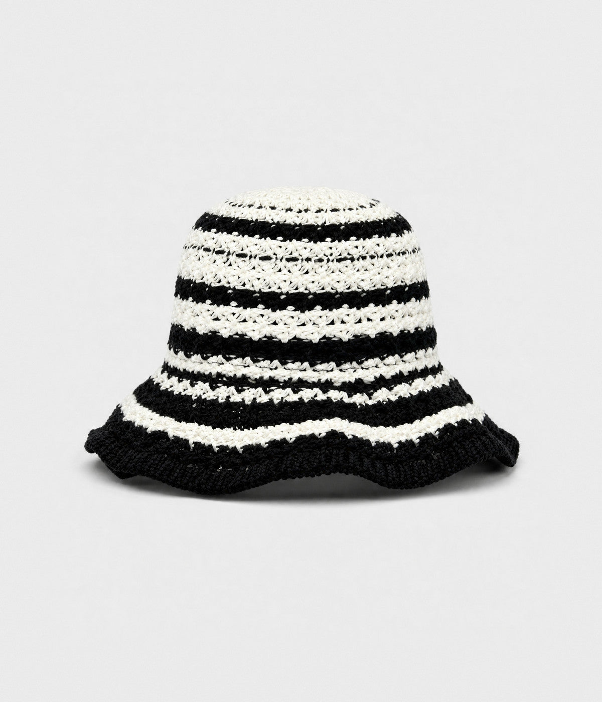 SCALLOPED CROCHET BUCKET.