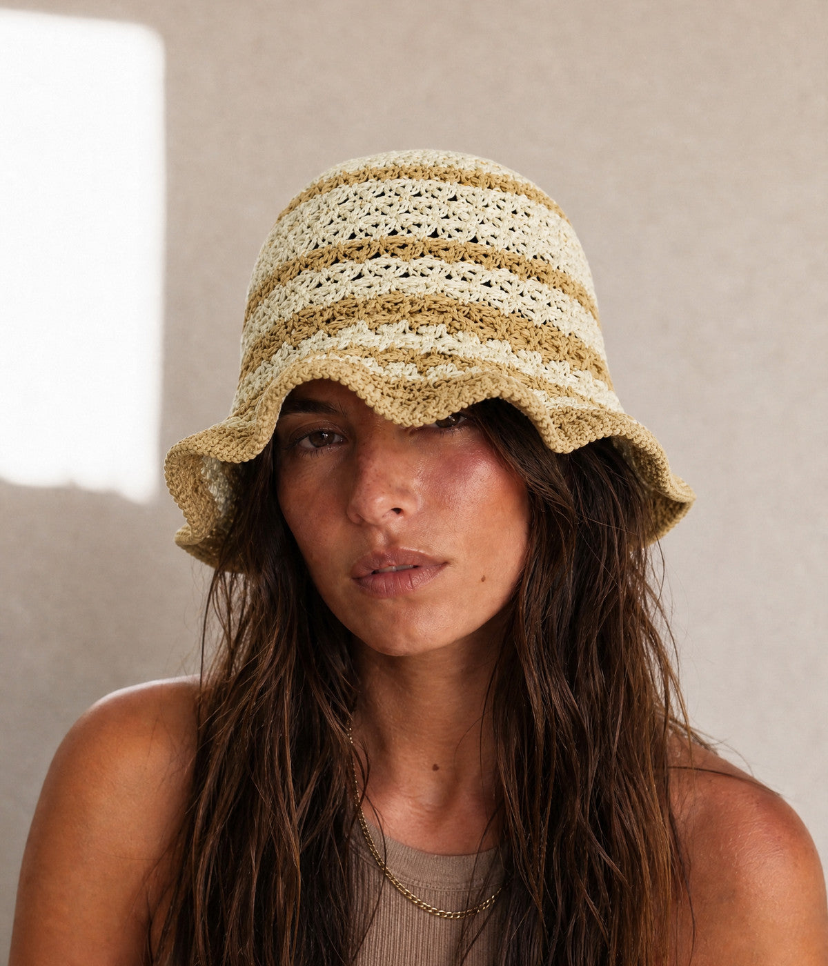 SCALLOPED CROCHET BUCKET.