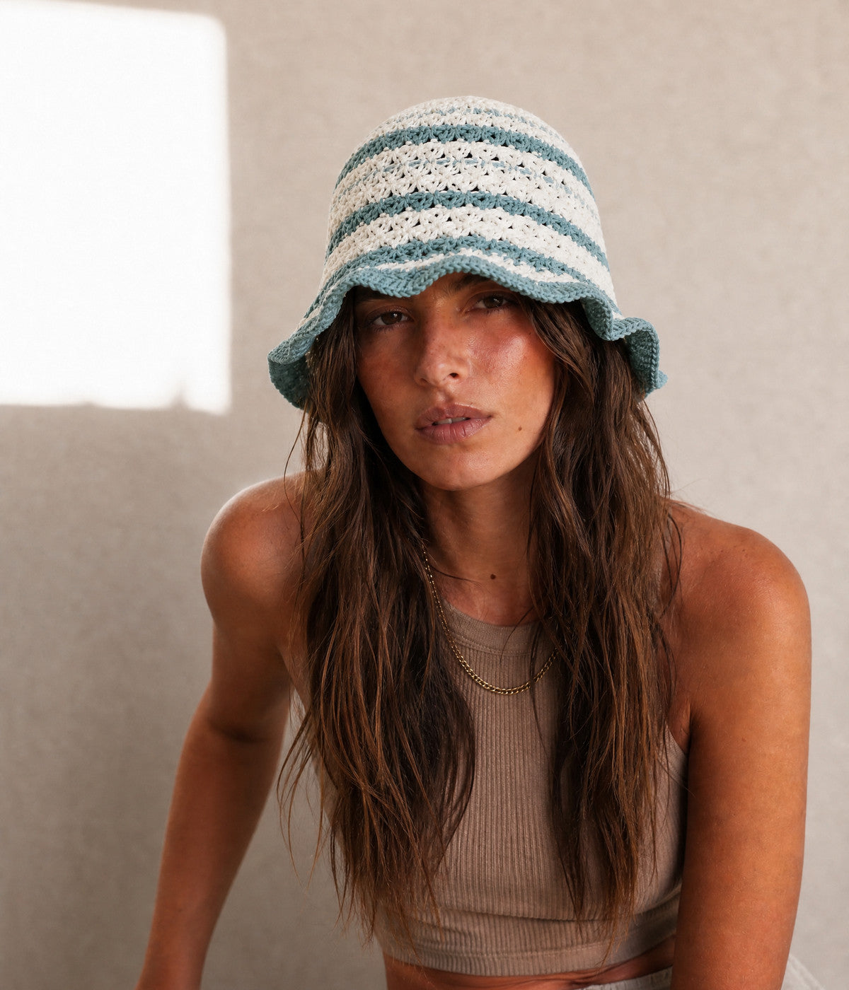 SCALLOPED CROCHET BUCKET.